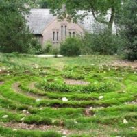Het labyrint in de tuin van de Woudkapel